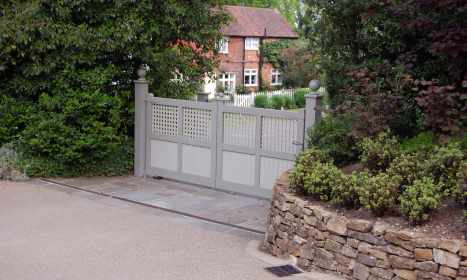 Two tone driveway gates