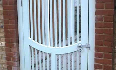 Arch top spindle gate
