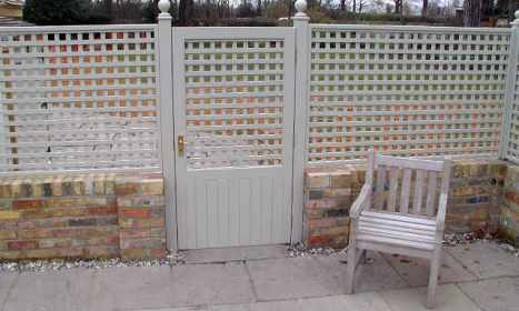 Lockable trellis gate with solid bottom panel