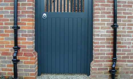 Painted solid gate with spindle top section