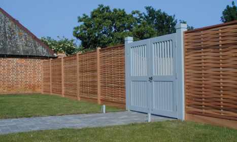 Gate & shed - WRC weave panels with gate in Seasmoke