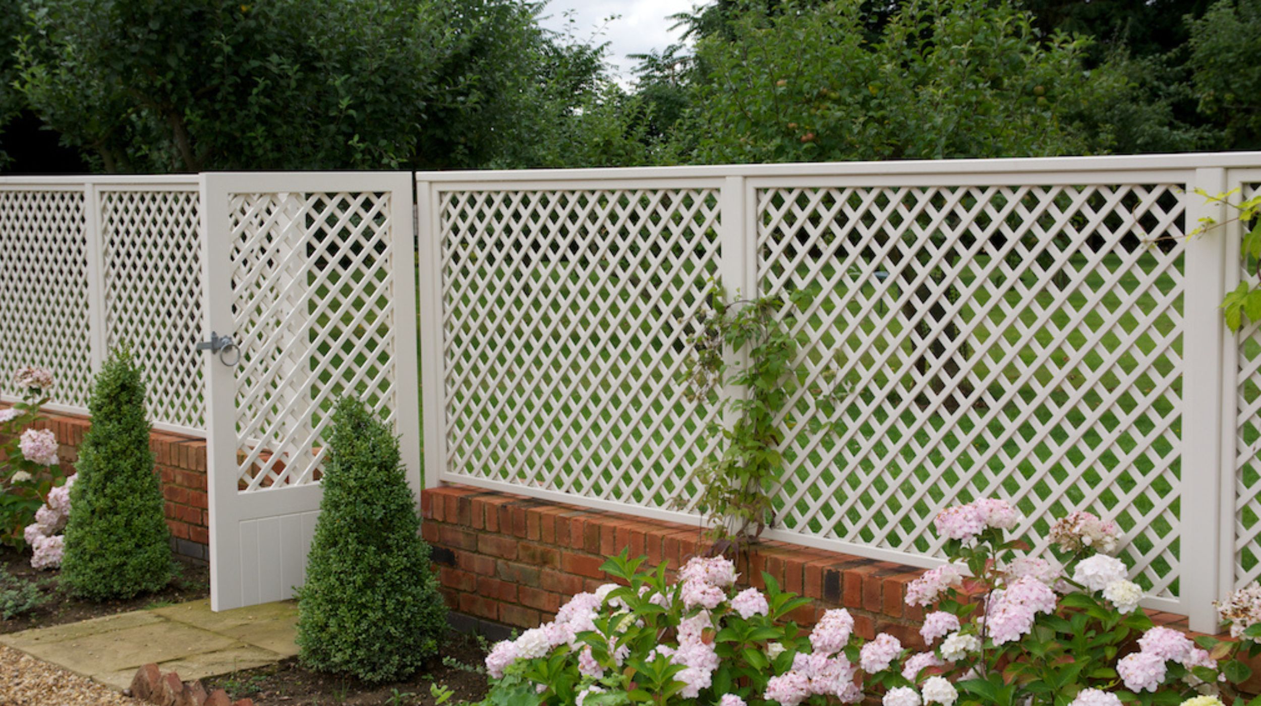 Bespoke diagonal trellis and gate set with top capping