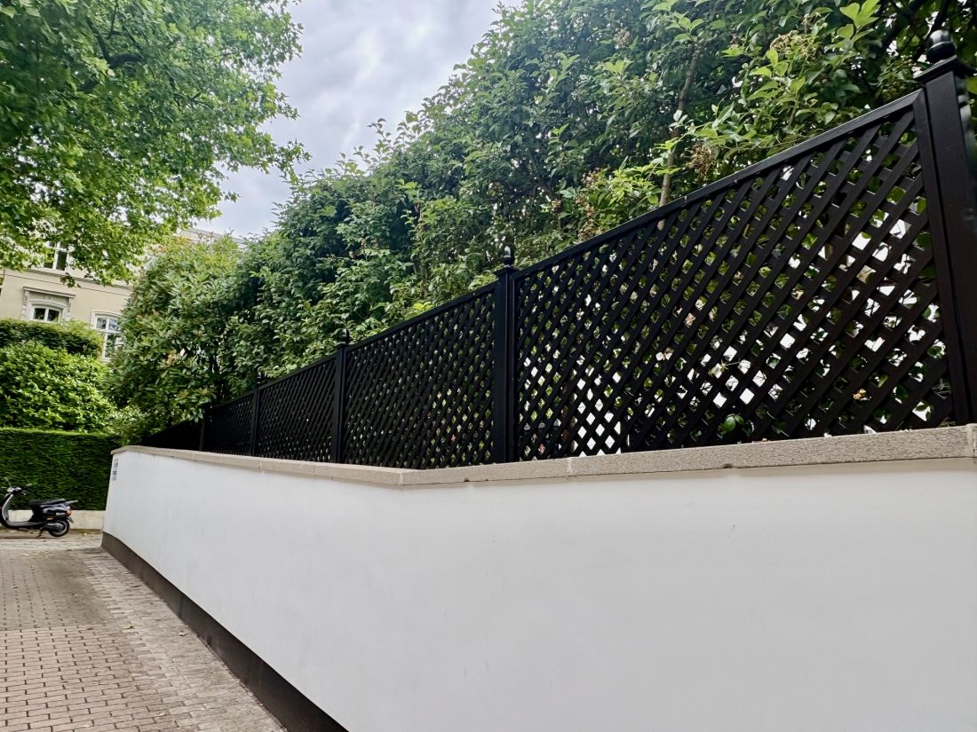 RHS Prestige Diagonal Trellis (38mm gap) painted in Black in a garden in Hamburg