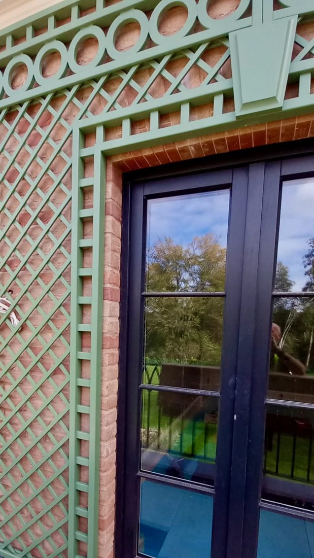 Decorative diagonal trellis (D80 Mini) with ladder and circle borders and keystone details painted in FB Calke Green