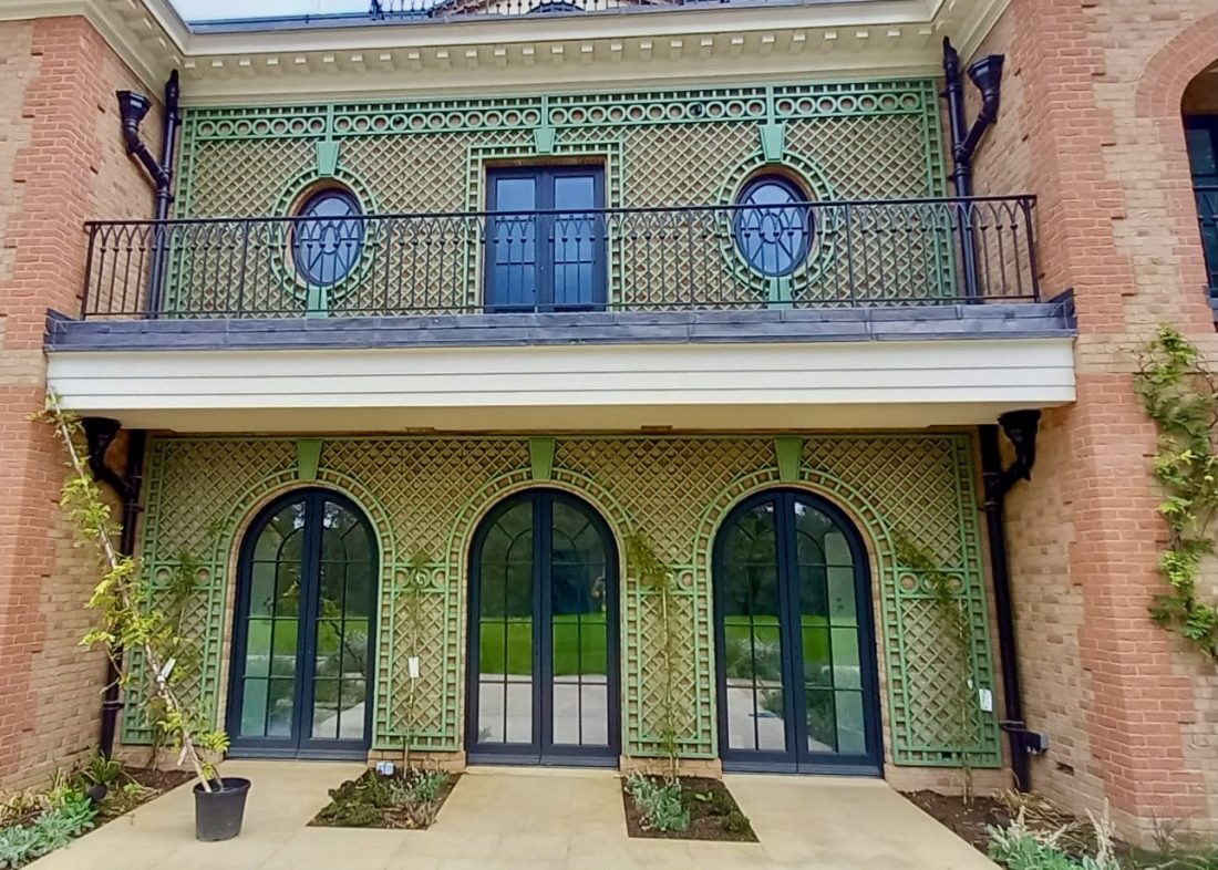 Decorative diagonal trellis (D80 Mini) with ladder and circle borders and keystone details painted in FB Calke Green